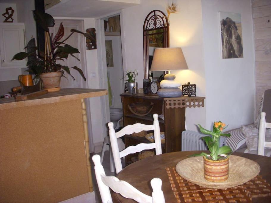 Un Havre De Paix Villa Aigues-Vives  Buitenkant foto